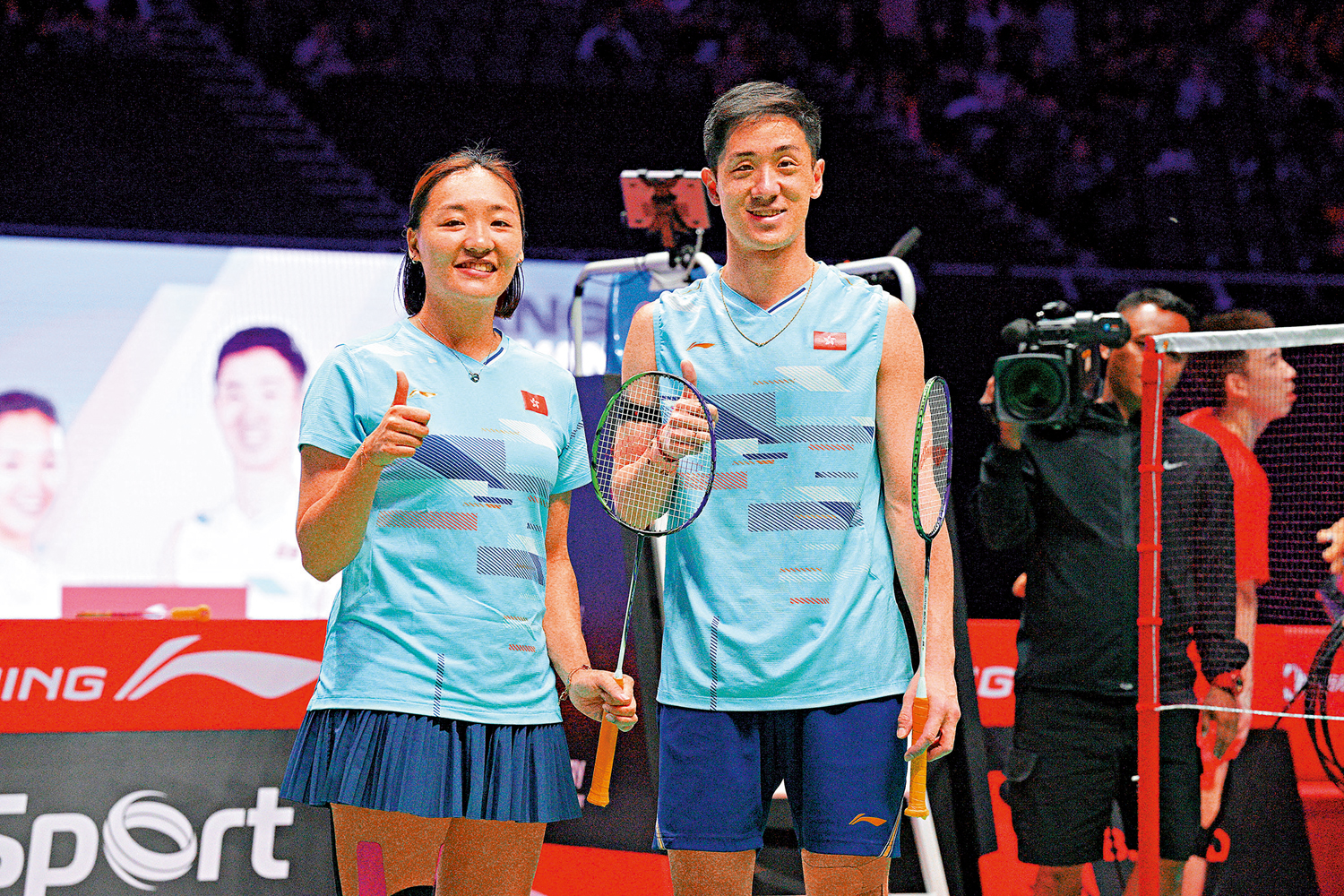 　　圖：鄧俊文（右）／謝影雪在比賽後慶祝勝利。\新華社