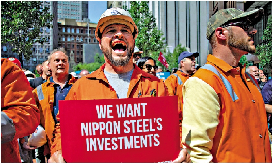 　　圖：美鋼工人去年9月集會，支持日鐵收購。\法新社