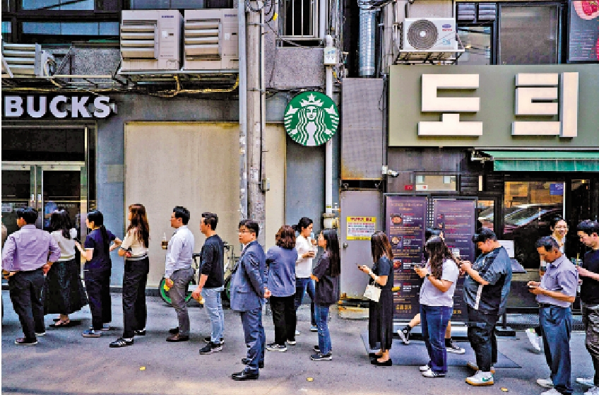 　　圖：5月30日，韓國選民在一家星巴克外的投票站排隊等待。\美聯社