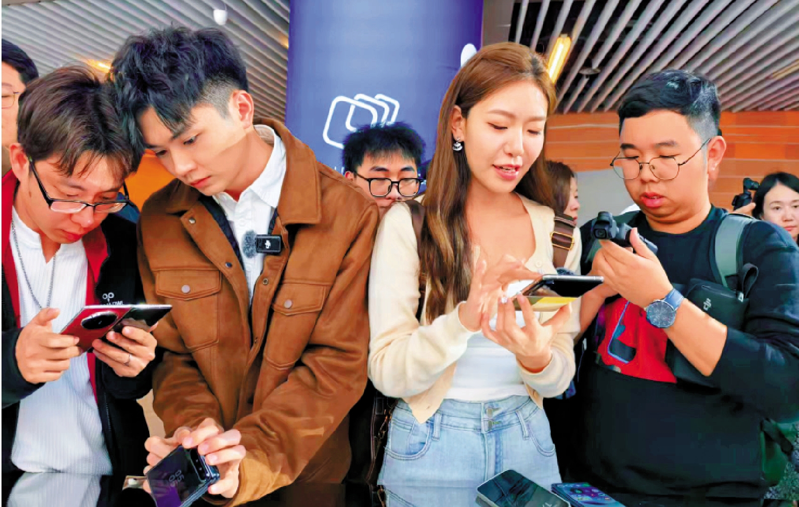 　　圖：科技新品首發首秀與以舊換新形成良好互動。圖為深圳消費者體驗華為最新款手機。\大公報記者毛麗娟攝