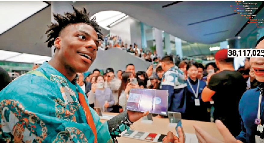 　　圖：早前外國網紅「甲亢哥」在深圳華為門店旗艦店直播體驗摺疊手機。