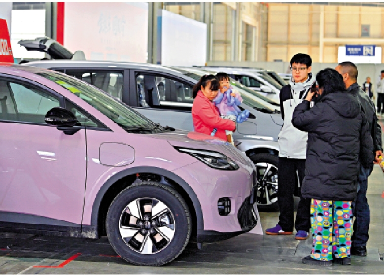 　　圖：3月22日，長春市民在汽車交易會上選購汽車。\中新社