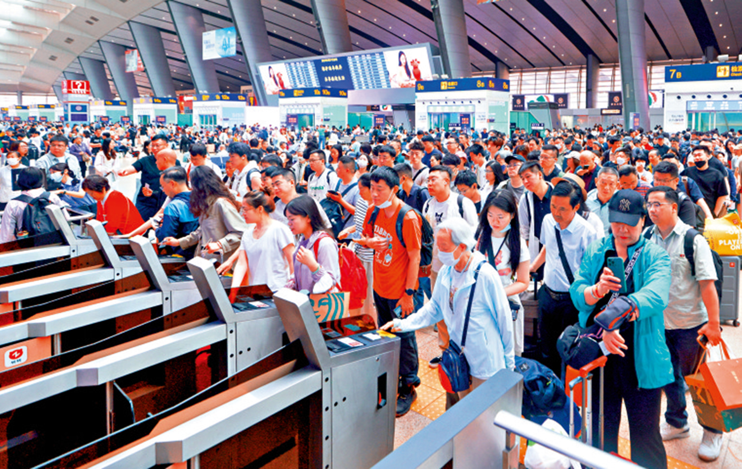 　　圖：5月31日，端午假期首日，旅客在北京南站檢票乘車。\中新社