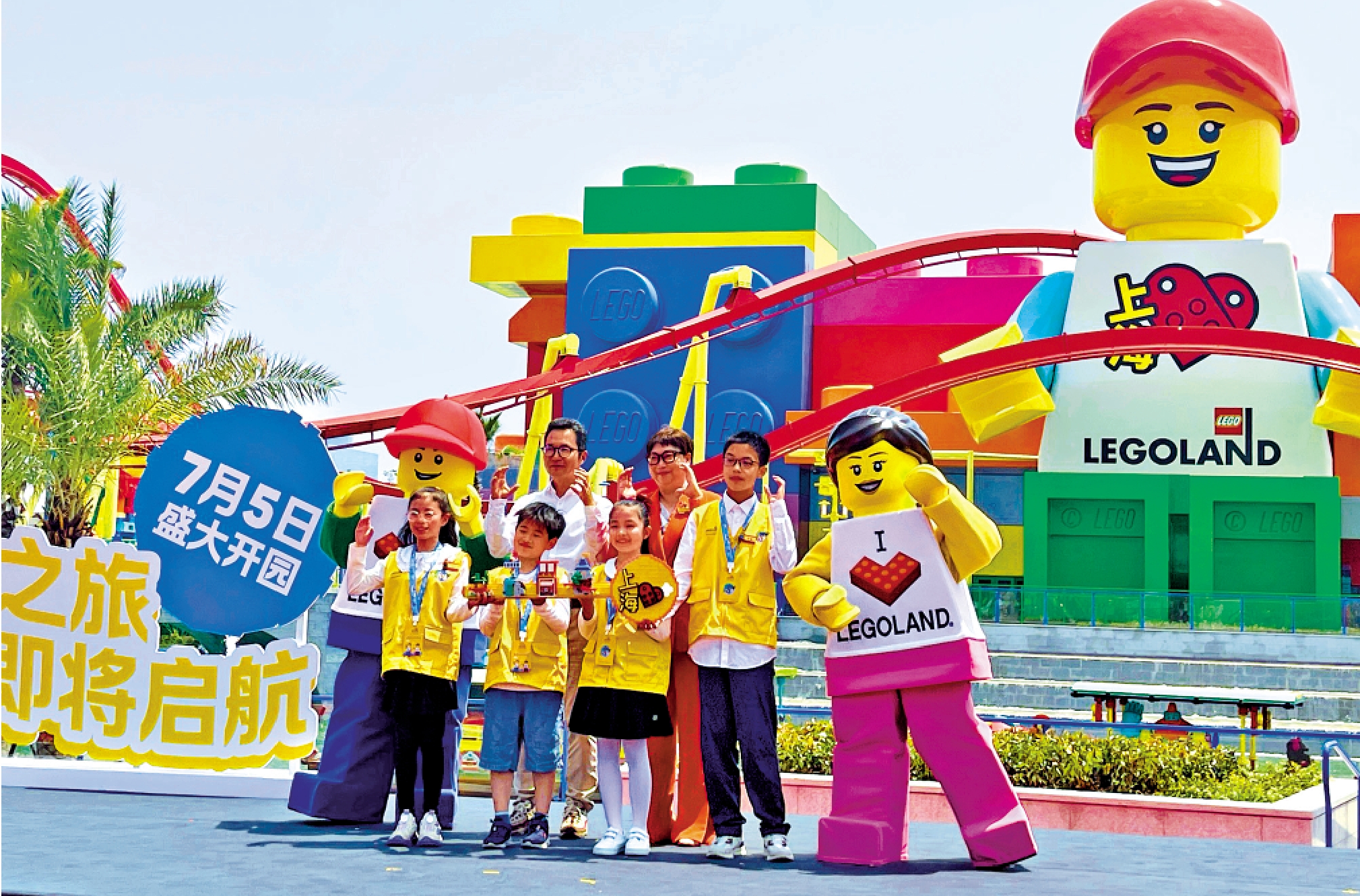 　　圖：上海樂高樂園度假區正式完成項目交接。樂園佔地31.8萬平方米，是全球規模最大的樂高樂園，將於7月5日正式開園。\大公報記者夏微攝