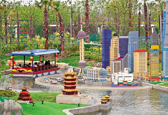 　　圖：5月31日，上海樂高樂園遊船駛過上海陸家嘴造型的「室外迷你天地」。\新華社