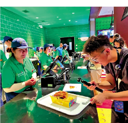 　　圖：餐廳內，食客拍積木造型的漢堡。\大公報記者夏微攝
