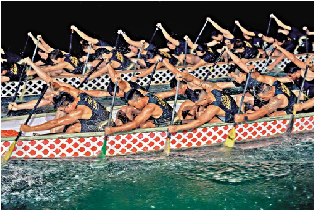 　　圖：西貢深灣仔「北海龍」龍舟隊隊員正為即將舉行的香港國際龍舟邀請賽努力備戰。