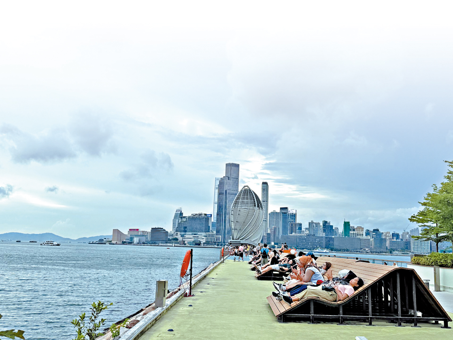 　　圖：政府近年致力優化維港海濱，為市民打造更多元化的海濱用地，同時為香港締造新的旅遊亮點。