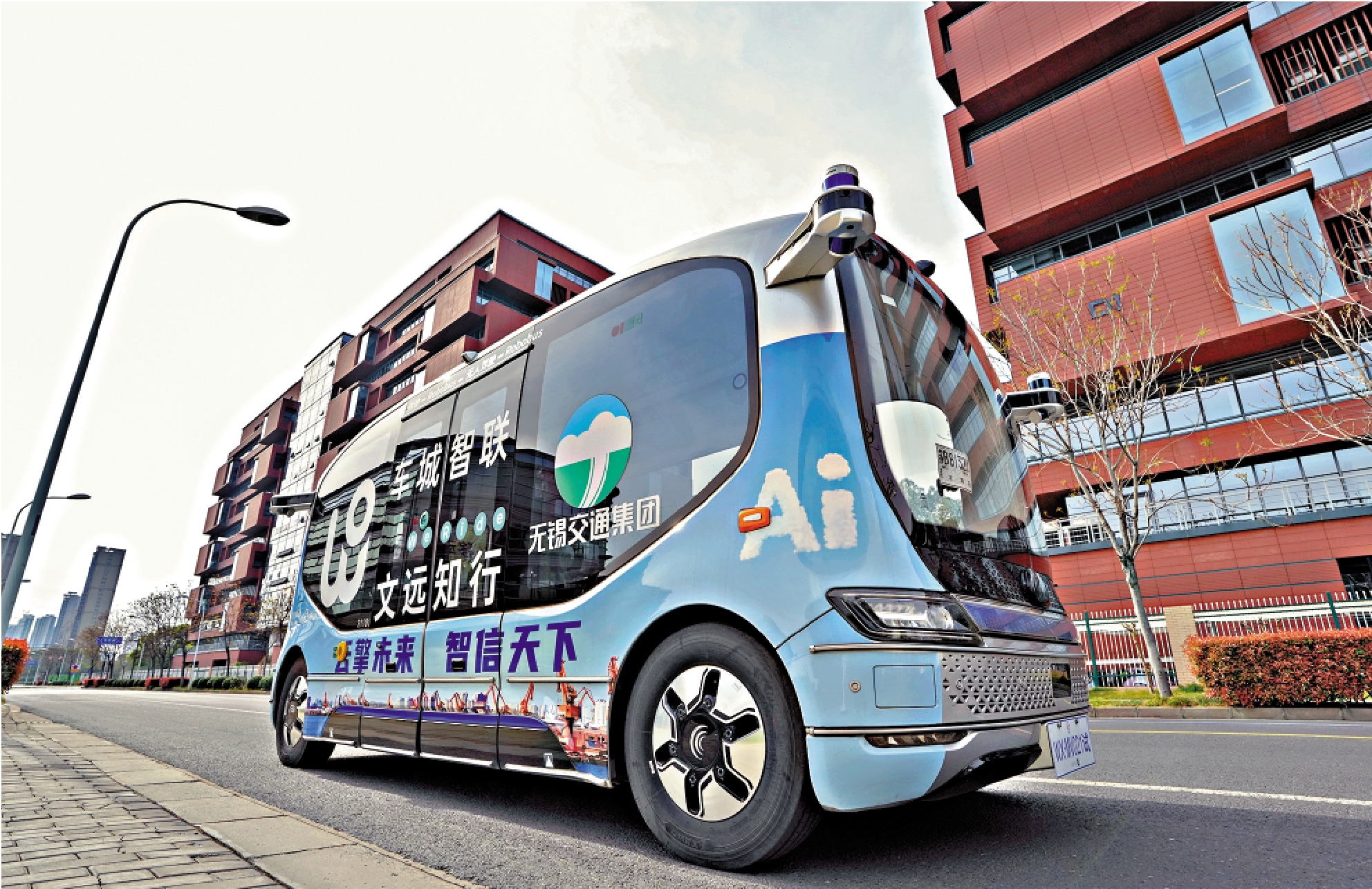 　　圖：5G和車與萬物互聯技術的快速發展與應用，為無人駕駛物流車的智能化升級提供了強大的通信支持。