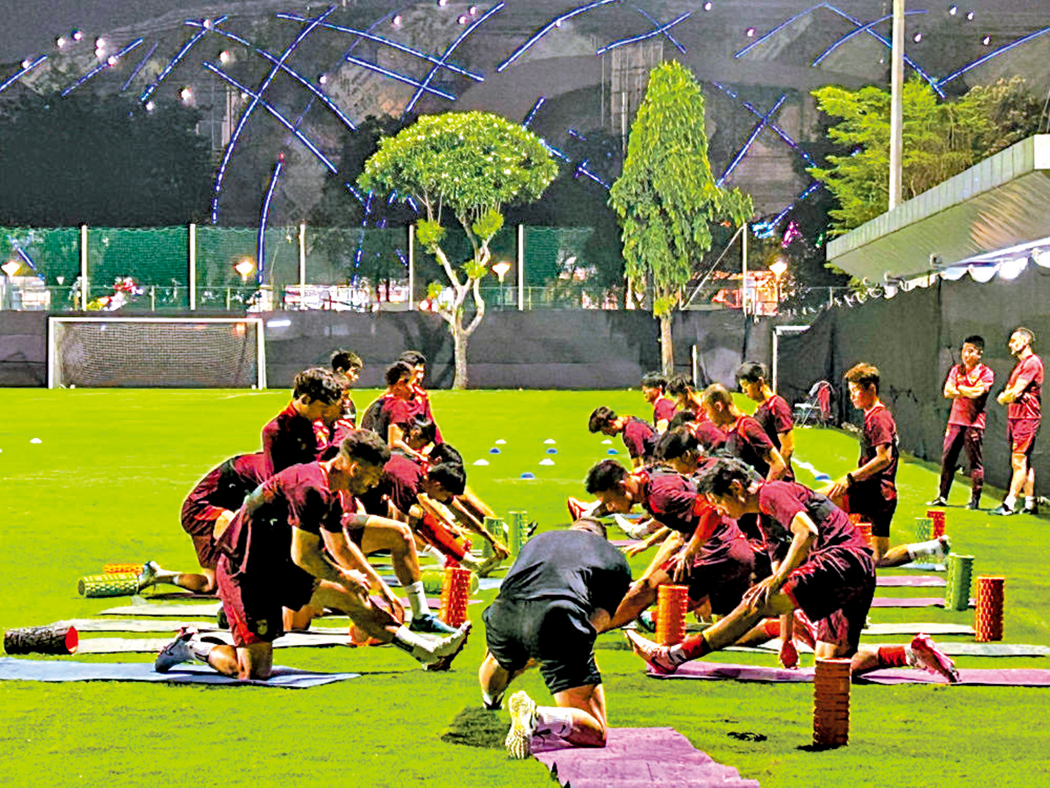 　　圖：國足球員在訓練前熱身。\新華社