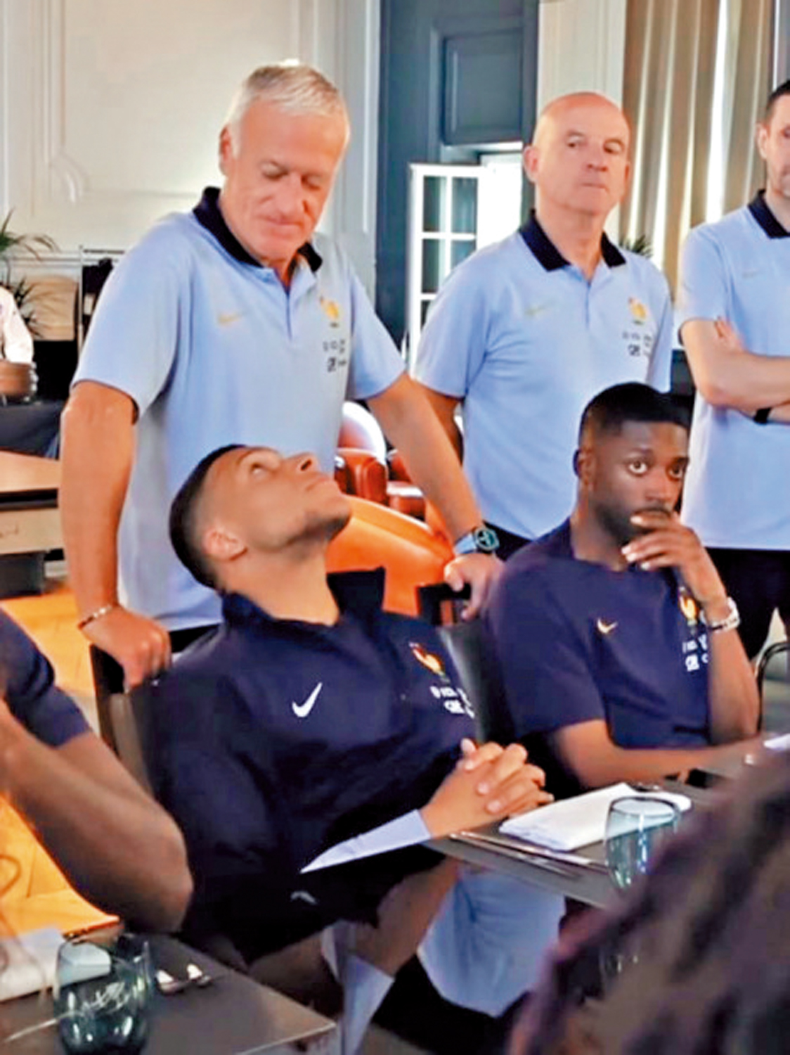 　　圖：迪比利（前排右）目前在法國隊中人氣不下於麥巴比（前排左）。\網上圖片