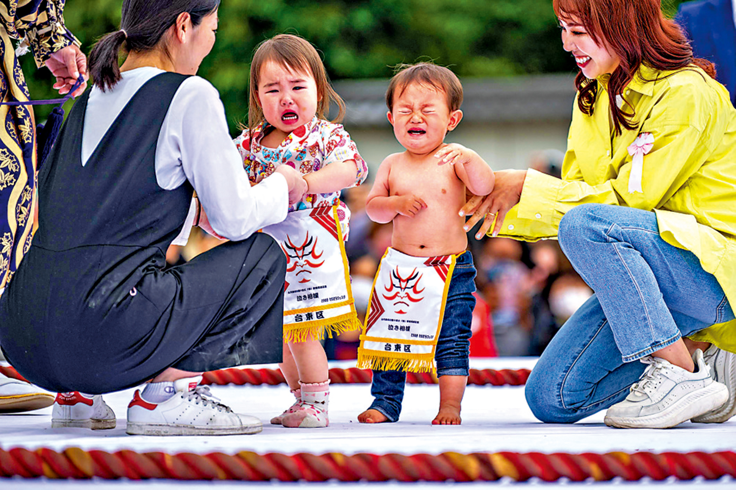 　　圖：東京淺草寺一年一度的嬰兒「哭泣相撲」比賽。\法新社