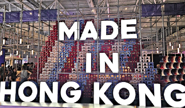 圖:大型的「MADE IN HONG KONG」裝置吸引不少遊客駐足打卡。