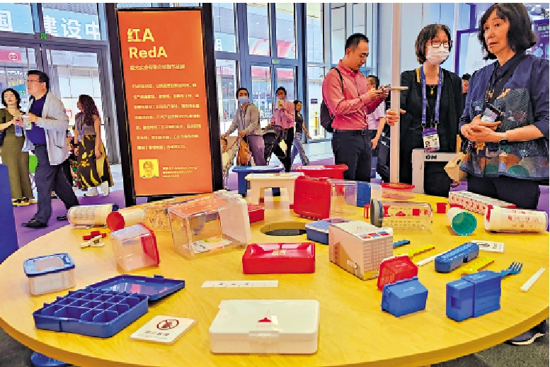 圖:香港館展場門口位置擺放着紅A新推出的75周年系列。