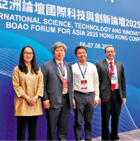 　　圖：（左起）上海科學智能研究院首席戰略官楊燕青；粵港澳大灣區（廣東）量子科學中心執行主任賈金鋒；中國科學技術大學物理學院副院長徐飛虎；香港大學計算與數據科學學院教授Giulio Chiribella出席論壇。