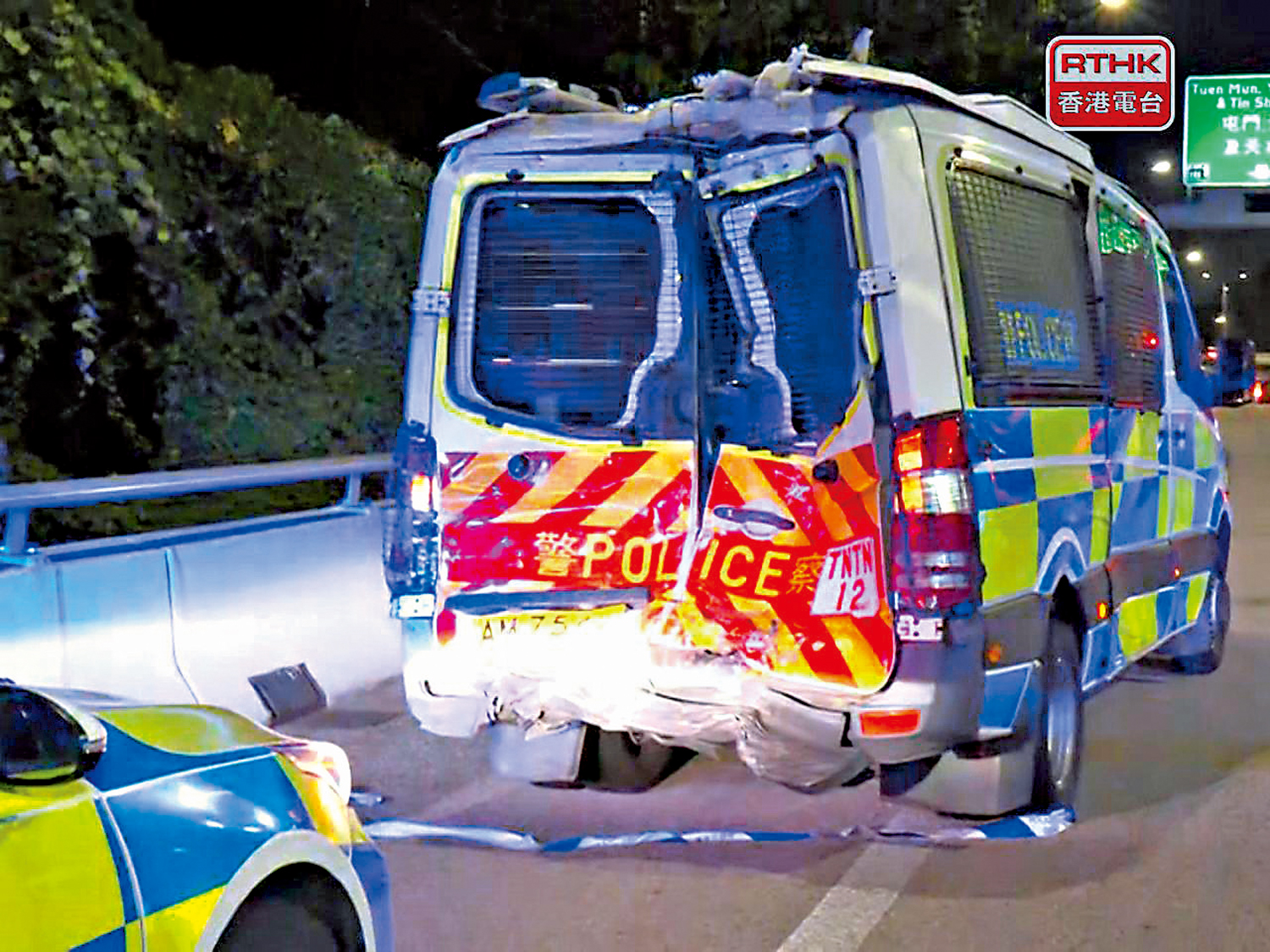 　　圖：警車遭城巴從後狂撼，車尾損毀嚴重。
