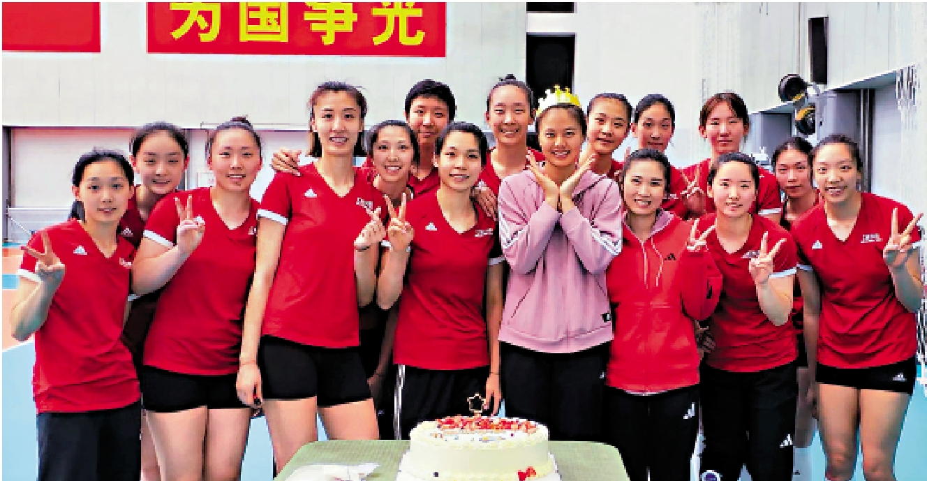 　　圖：中國女排隊友早前為新隊長龔翔宇（前排右四）慶祝28歲生日。