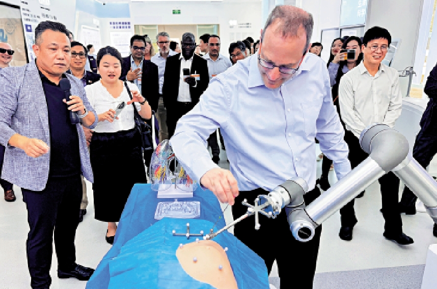 　　圖：參訪團成員現場體驗高精度穿刺機器人技術。\大公報記者李紫妍攝