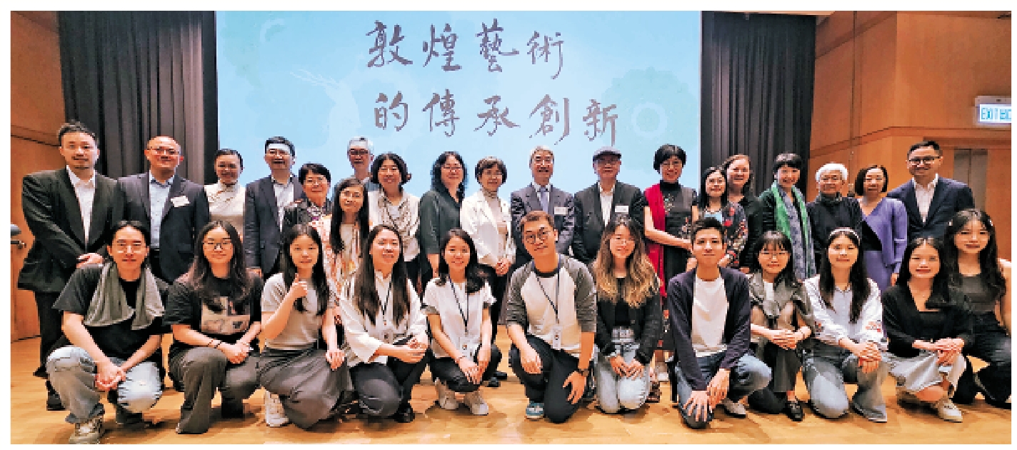 圖:趙聲良與「敦煌青年實習計劃」學生合影。\大公報記者徐小惠攝