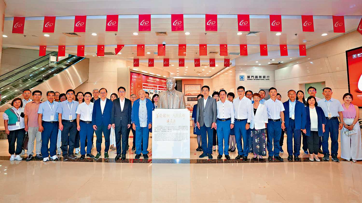 　　圖：香港教育界赴閩交流考察活動全體團員和嘉賓在嘉庚像前合影。