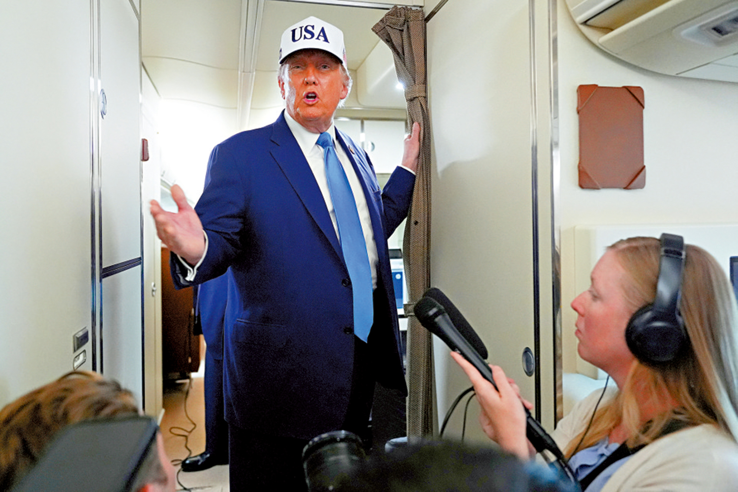 　　圖：美國總統特朗普6日在「空軍一號」上受訪。\美聯社