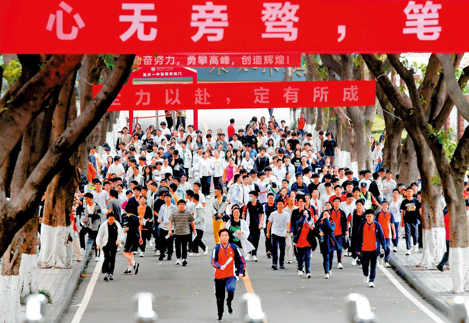 圖:6月7日,重慶市沙坪壩區重慶一中考點,2025高考考生結束當天第一科考試後走出考場。\中新社