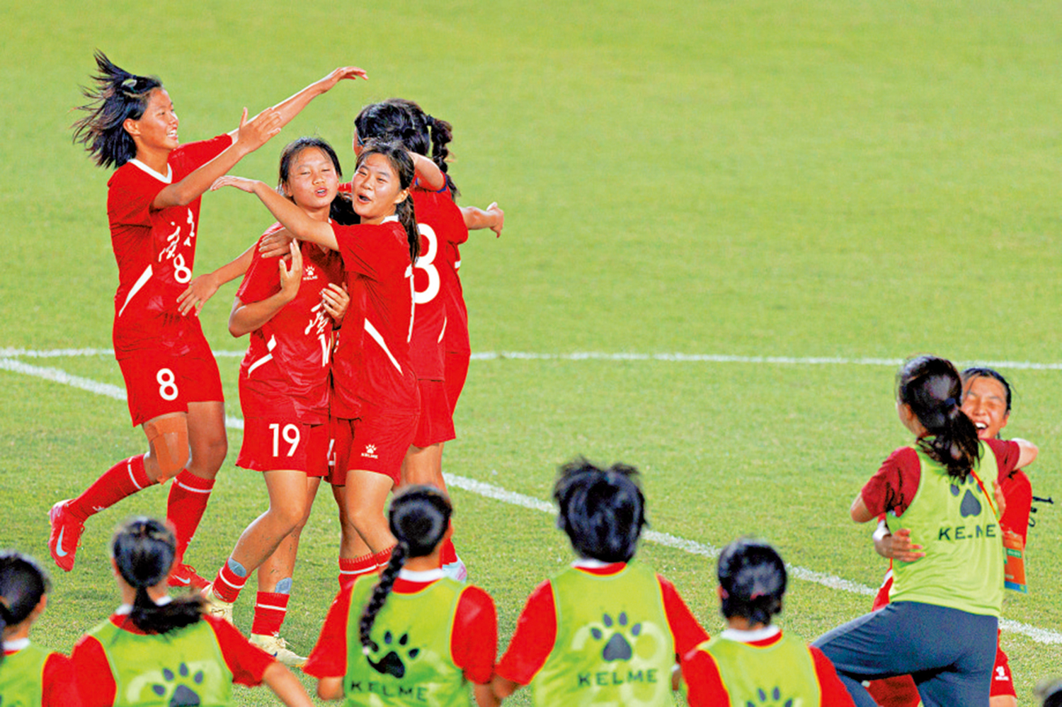 　　圖：廣東U16女足球員慶祝取勝。\受訪者供圖