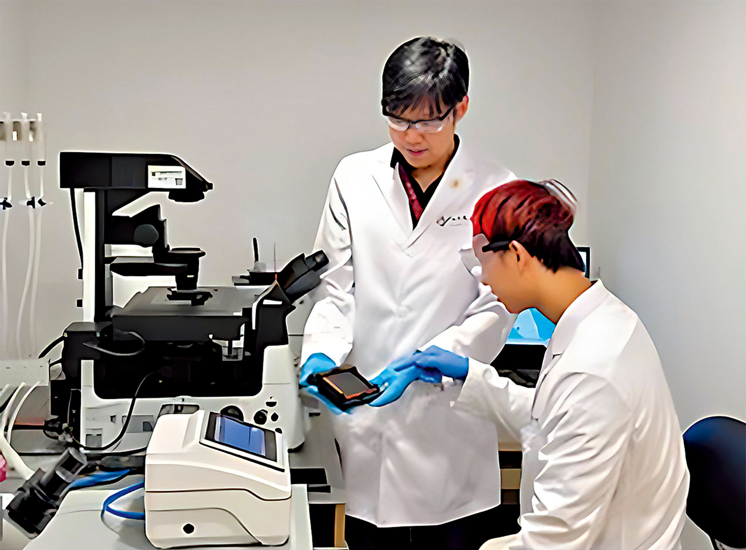 　　圖：許傑研究員（左）指導團隊成員實驗。\受訪者供圖