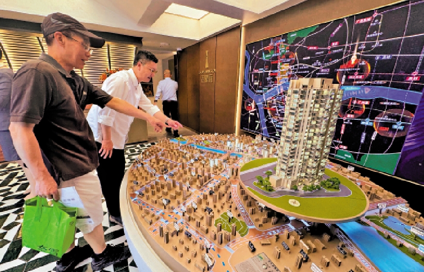 　　圖：廣州全面取消樓市限購政策。圖為廣州某樓盤的看房者。/大公報記者盧靜怡攝