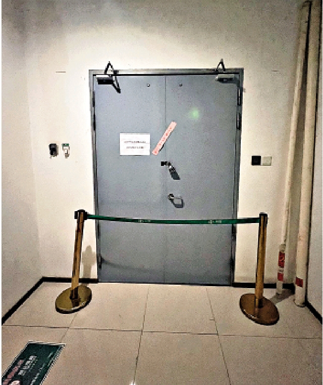 圖:永坤黃金總部已被貼上封條。\大公報記者王莉攝