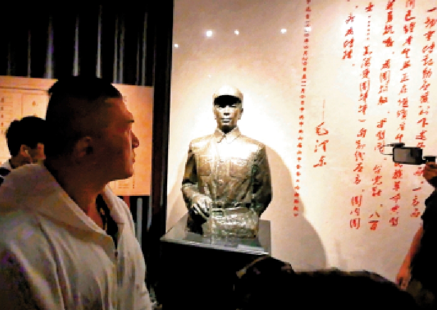 圖:13日,「館長」在上海四行倉庫抗戰紀念館瞻仰謝晉元雕像。\大公報記者張帆攝