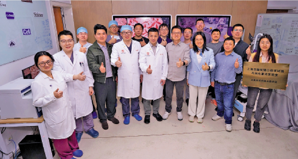 圖:中國首例侵入式腦機接口的前瞻性臨床試驗手術後科研團隊合影。\受訪者供圖