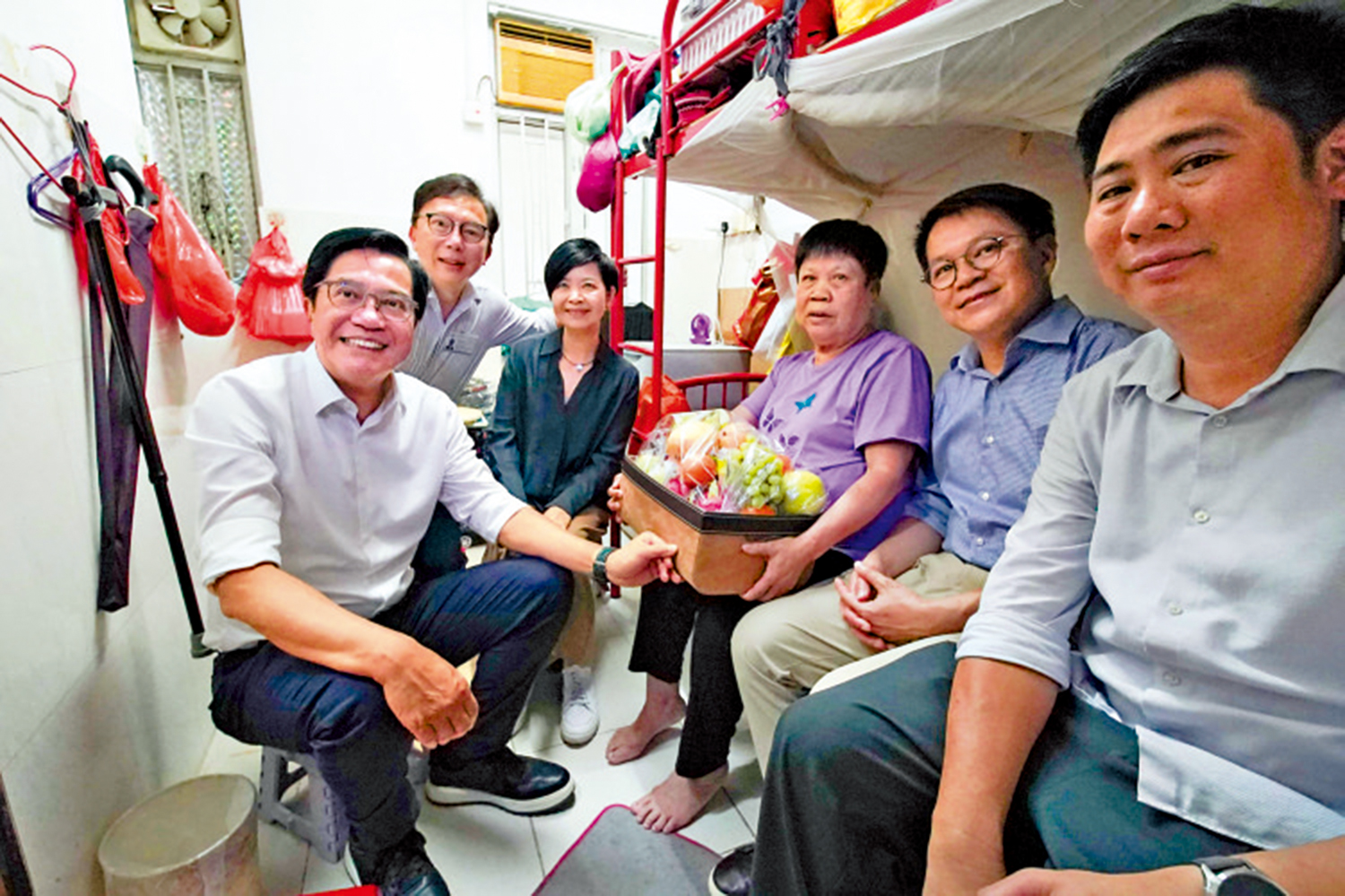 　　圖：政府即將公布「簡樸房」規管制度的條例草案，財政司副司長黃偉綸和房屋局局長何永賢，日前到大埔一幢唐樓探訪兩個分間單位住戶。