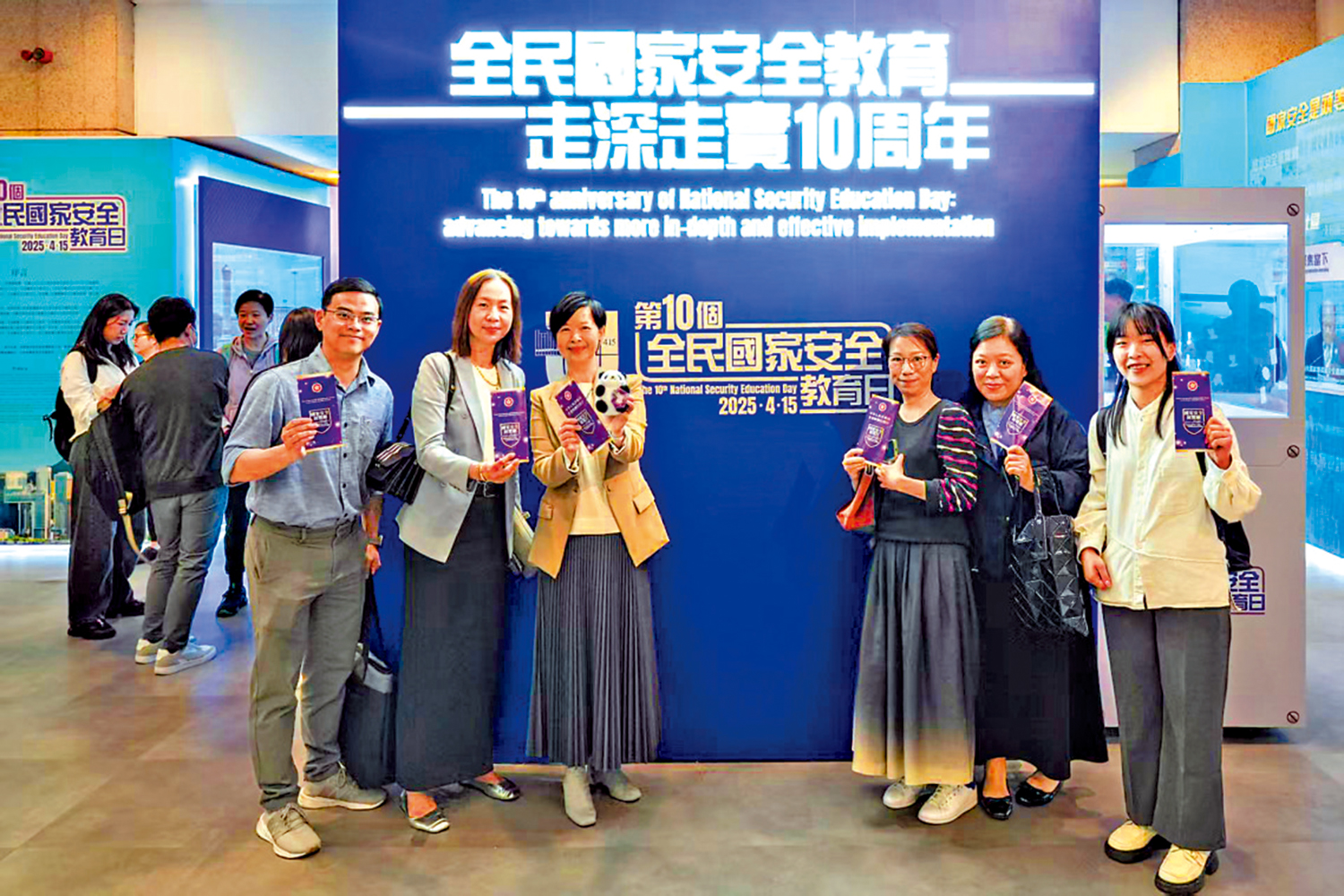 　　圖：房屋局人員參觀國安展覽，深入了解國家歷史。