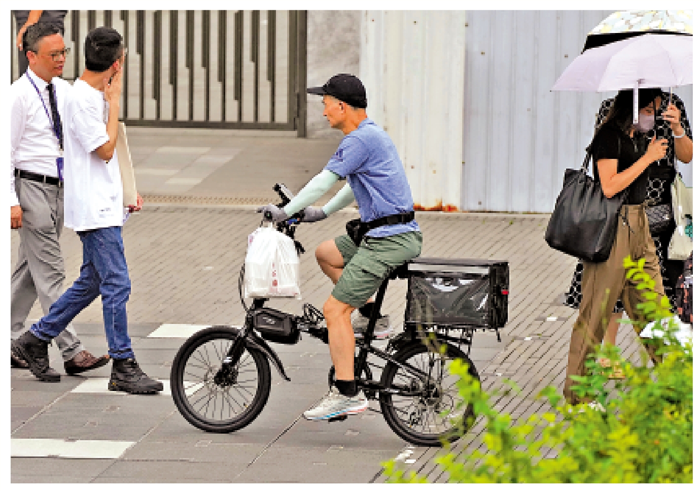 　　圖：飲食外賣平台普及，競爭激烈，外賣員送餐要準時。
