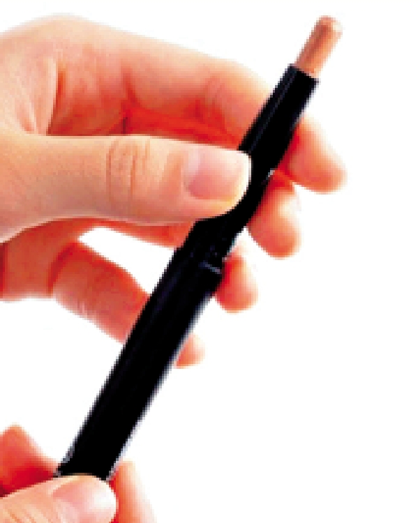 　　圖：使用眼影筆時，如扭出的筆芯過長，容易因為施力不當而令筆尖折斷。