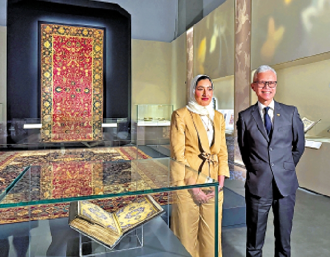 　　圖：伊斯蘭藝術博物館總監Shaika Nasser Al-Nassr（左）和香港故宮館館長吳志華合影。 