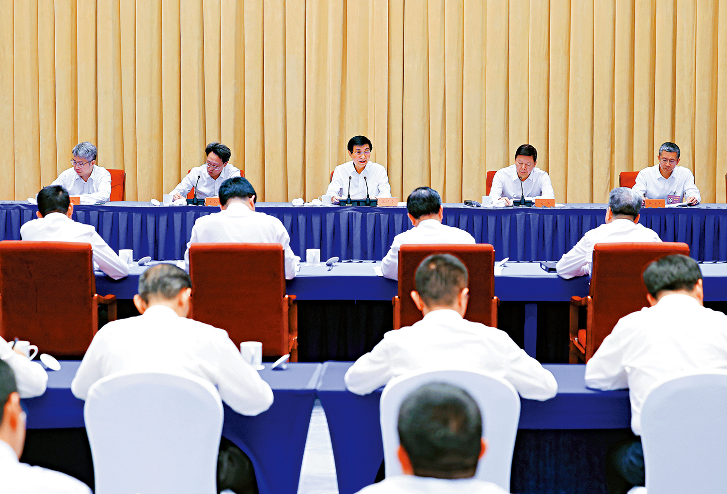 　　圖：兩岸融合發展示範區建設專題推進會15日在福建廈門召開。中共中央政治局常委、全國政協主席王滬寧出席並講話。\新華社