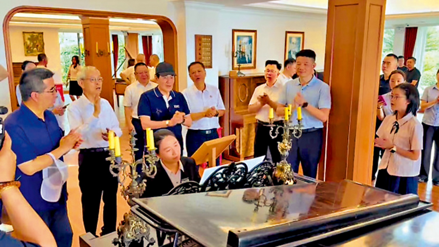 　　圖：馬英九15日下午遊覽廈門鼓浪嶼風琴博物館時即興高歌。\大公報記者何德花攝