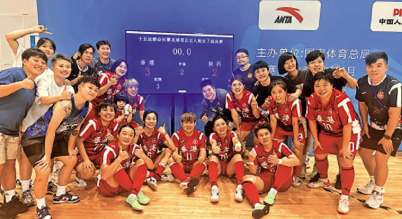 　　圖：港隊老將組賽後合照，慶祝躋身決賽。\大公報記者敖敏輝攝