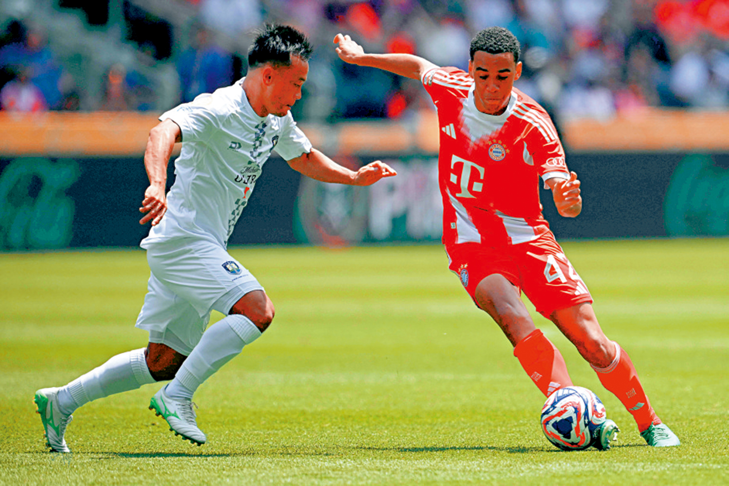 　　圖：奧克蘭前鋒周通（左）後備上陣，成為新版世冠盃首位亮相的中國球員。