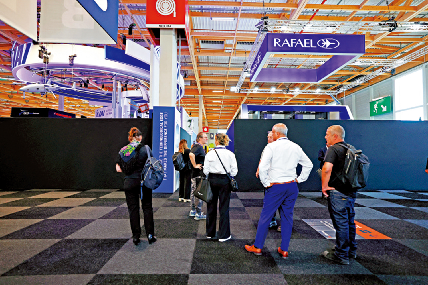 　　圖：以色列軍火商在巴黎航展的展台被黑色隔離牆包圍。\路透社