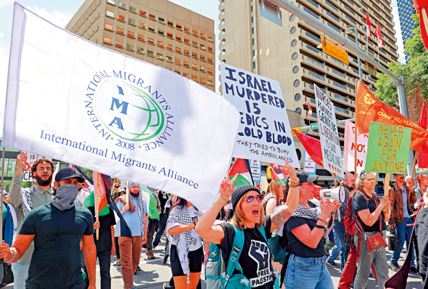 　　圖：示威者15日聚集在G7峰會會場附近，要求阻止以色列在中東的軍事行動。\路透社