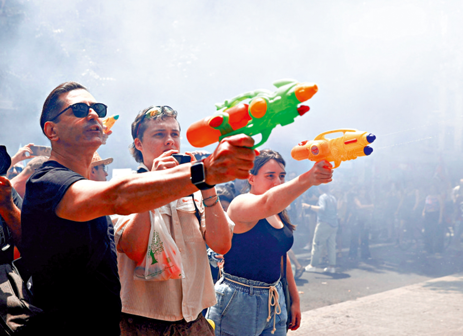 　　圖：西班牙巴塞羅那民眾15日進行反對「過度旅遊」遊行時，用水槍向遊客噴水。\路透社