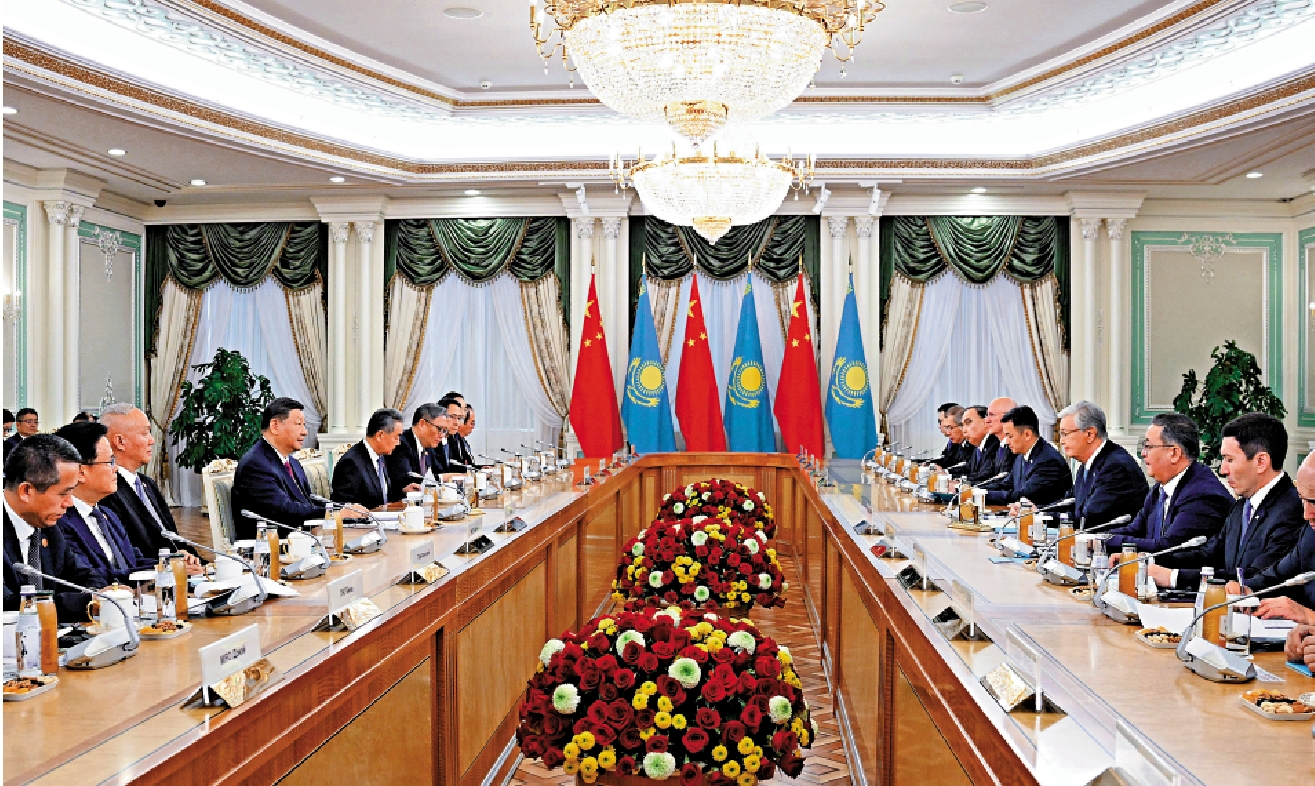 　　圖：當地時間6月16日下午，哈薩克斯坦總統托卡耶夫同中國國家主席習近平在阿斯塔納總統府舉行會談。\新華社