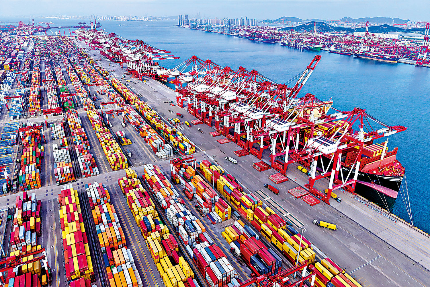 　　圖：5月份，中國貨物出口增長6.3%。圖為5月5日，山東青島港的貨輪在裝卸外貿集裝箱。\新華社