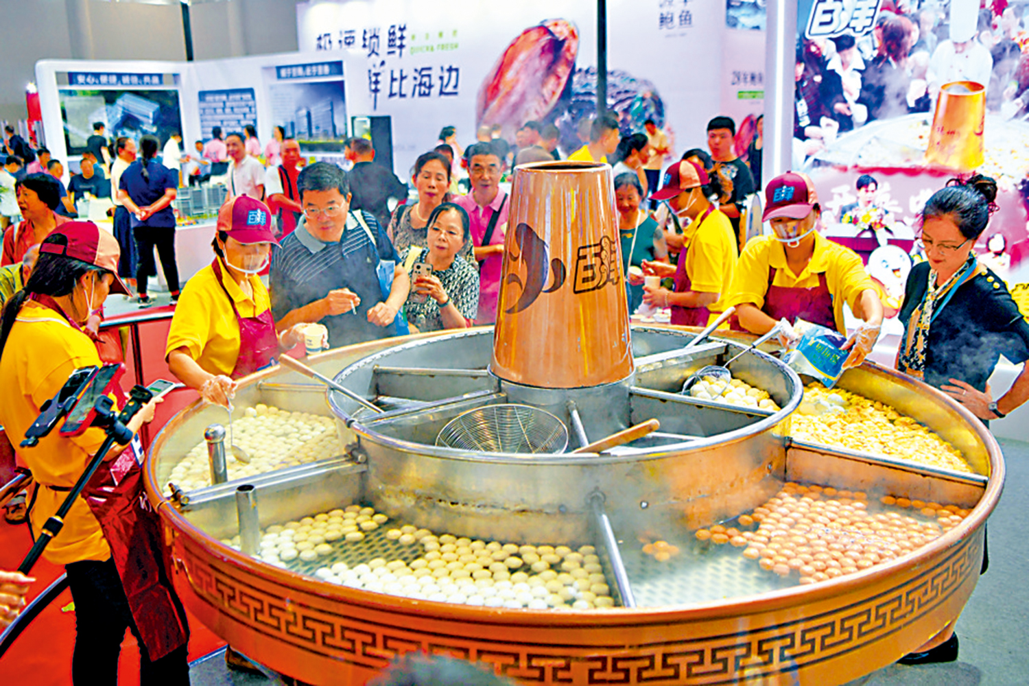 　　圖：6月13日，海峽（福州）漁業周在福建福州開幕，商家為民眾免費提供魚丸。\中新社