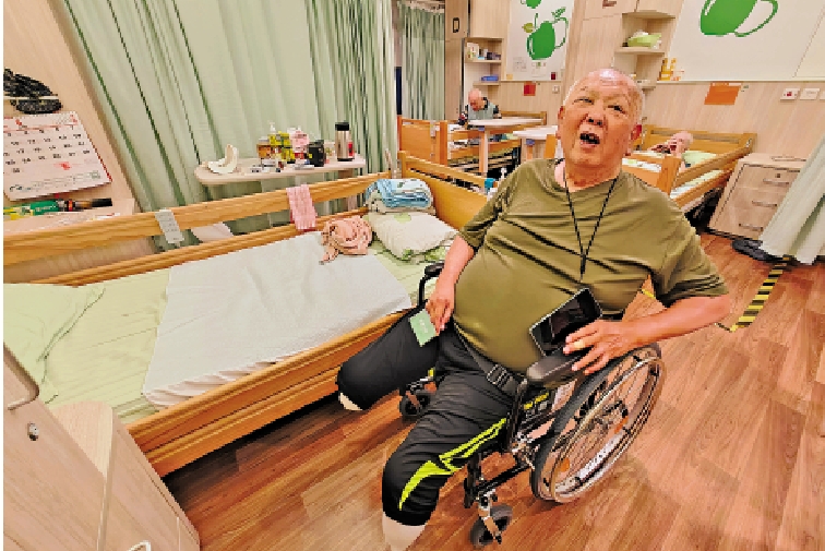 圖:張先生現時入住綜合大樓內的安老院,期待北都建設盡快完成,進一步改善環境。\大公報記者盛德文攝