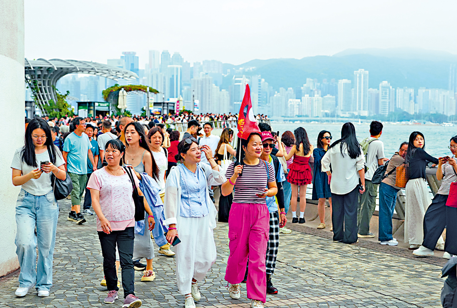 圖:暑假亦是香港旅遊業旺季。