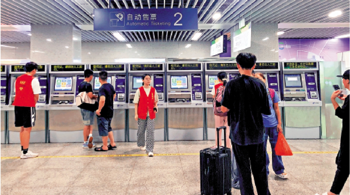 圖:廣惠、廣肇城際於20日12時起正式推出優惠票。圖為旅客在自助機購買車票。\大公報記者方俊明攝